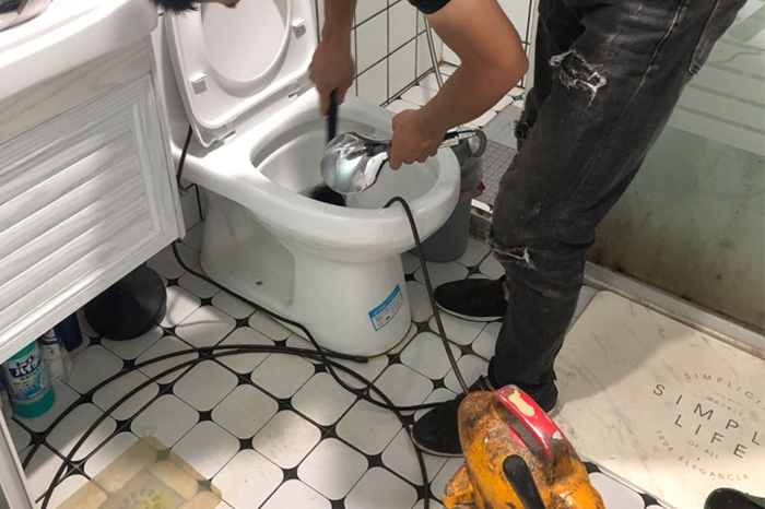 沁园街道疏通下水道