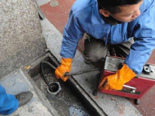 沁园街道疏通下水道