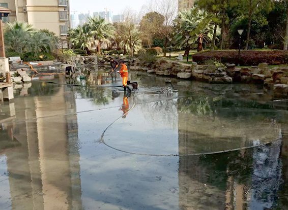 沁园街道景观池淤泥清理
