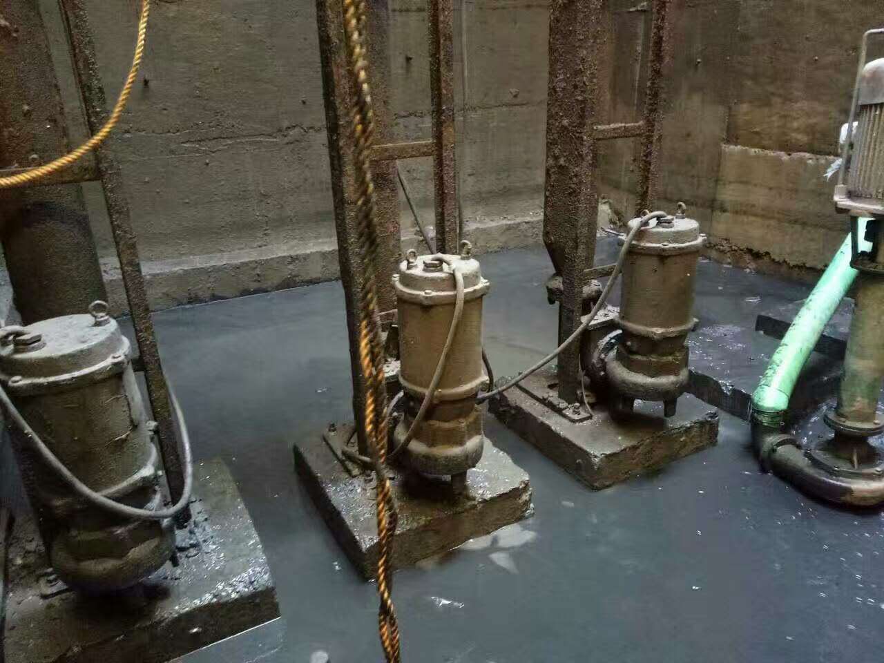 沁园街道污水池清理