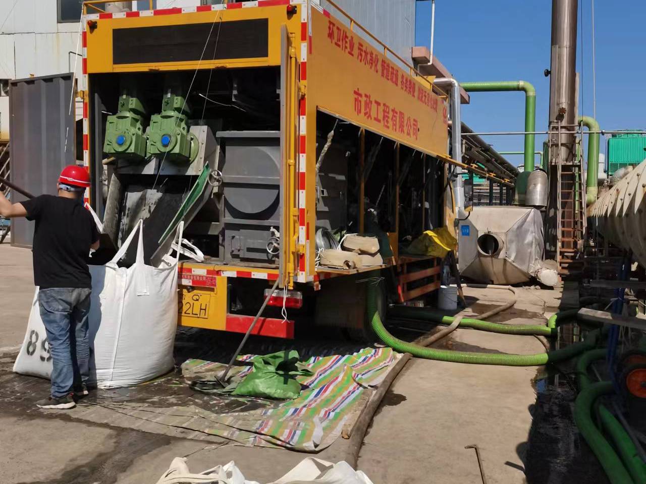 沁园街道淤泥压干处理