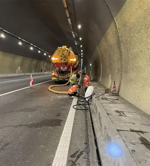 沁园街道隧道排水渠清淤